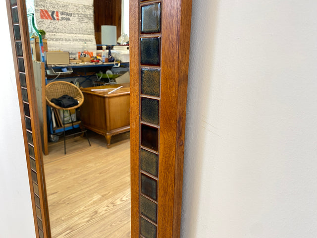 WMK I Schöner großer skandinavischer Wandspiegel mit Holzrahmen in Teak und kunstvollen Fliesen Mosaik, Dänemark, 70er Jahre I Spiegel Mirror Garderobe Flur Bad Retro Space Age Danish Design Teak