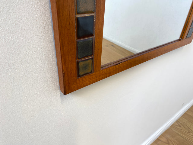 WMK I Schöner großer skandinavischer Wandspiegel mit Holzrahmen in Teak und kunstvollen Fliesen Mosaik, Dänemark, 70er Jahre I Spiegel Mirror Garderobe Flur Bad Retro Space Age Danish Design Teak
