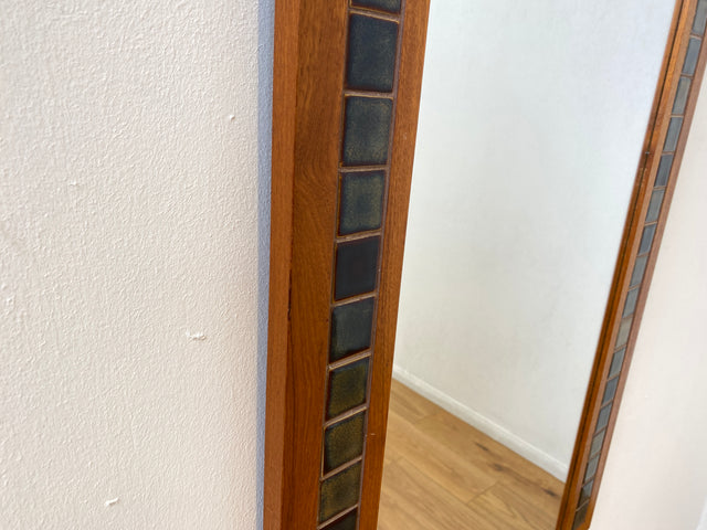WMK I Schöner großer skandinavischer Wandspiegel mit Holzrahmen in Teak und kunstvollen Fliesen Mosaik, Dänemark, 70er Jahre I Spiegel Mirror Garderobe Flur Bad Retro Space Age Danish Design Teak