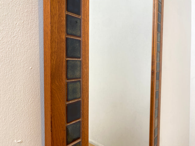WMK I Schöner großer skandinavischer Wandspiegel mit Holzrahmen in Teak und kunstvollen Fliesen Mosaik, Dänemark, 70er Jahre I Spiegel Mirror Garderobe Flur Bad Retro Space Age Danish Design Teak