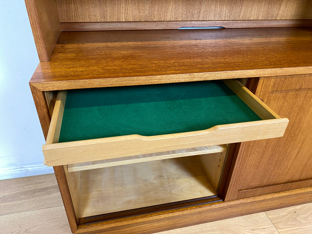 WMK # Hochwertiges skandinavisches Designer Highboard von Poul Hundevad , Massivholz in Teak , mit Schiebtüren # Schrank Bücherregal Bücherschrank Sideboard Danish Design Mid-Century Vintage Teakholz