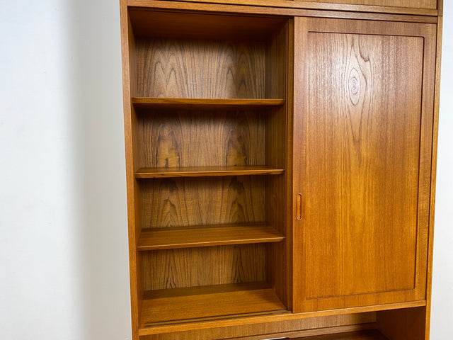 WMK # Hochwertiges skandinavisches Designer Highboard von Poul Hundevad , Massivholz in Teak , mit Schiebtüren # Schrank Bücherregal Bücherschrank Sideboard Danish Design Mid-Century Vintage Teakholz