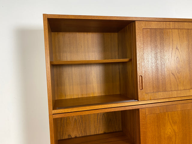 WMK # Hochwertiges skandinavisches Designer Highboard von Poul Hundevad , Massivholz in Teak , mit Schiebtüren # Schrank Bücherregal Bücherschrank Sideboard Danish Design Mid-Century Vintage Teakholz