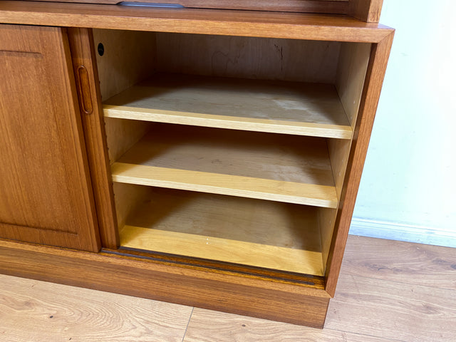 WMK # Hochwertiges skandinavisches Designer Highboard von Poul Hundevad , Massivholz in Teak , mit Schiebtüren # Schrank Bücherregal Bücherschrank Sideboard Danish Design Mid-Century Vintage Teakholz