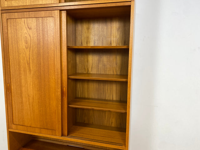 WMK # Hochwertiges skandinavisches Designer Highboard von Poul Hundevad , Massivholz in Teak , mit Schiebtüren # Schrank Bücherregal Bücherschrank Sideboard Danish Design Mid-Century Vintage Teakholz