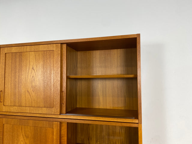WMK # Hochwertiges skandinavisches Designer Highboard von Poul Hundevad , Massivholz in Teak , mit Schiebtüren # Schrank Bücherregal Bücherschrank Sideboard Danish Design Mid-Century Vintage Teakholz
