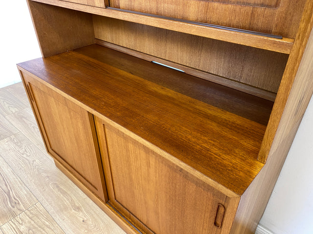 WMK # Hochwertiges skandinavisches Designer Highboard von Poul Hundevad , Massivholz in Teak , mit Schiebtüren # Schrank Bücherregal Bücherschrank Sideboard Danish Design Mid-Century Vintage Teakholz