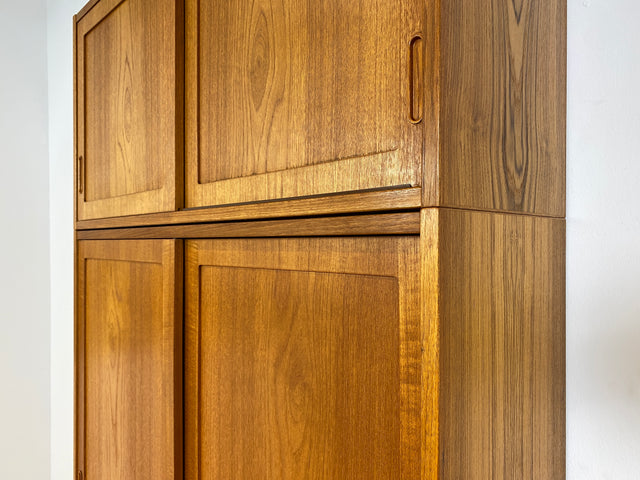 WMK # Hochwertiges skandinavisches Designer Highboard von Poul Hundevad , Massivholz in Teak , mit Schiebtüren # Schrank Bücherregal Bücherschrank Sideboard Danish Design Mid-Century Vintage Teakholz