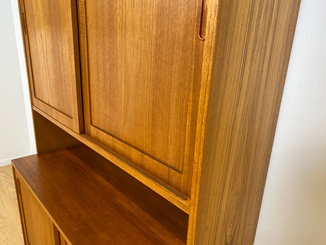 WMK # Hochwertiges skandinavisches Designer Highboard von Poul Hundevad , Massivholz in Teak , mit Schiebtüren # Schrank Bücherregal Bücherschrank Sideboard Danish Design Mid-Century Vintage Teakholz