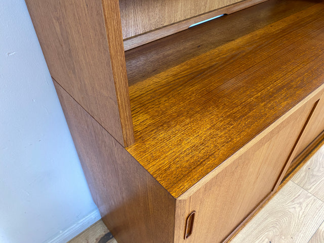 WMK # Hochwertiges skandinavisches Designer Highboard von Poul Hundevad , Massivholz in Teak , mit Schiebtüren # Schrank Bücherregal Bücherschrank Sideboard Danish Design Mid-Century Vintage Teakholz
