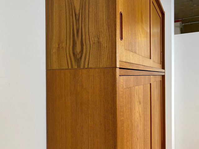 WMK # Hochwertiges skandinavisches Designer Highboard von Poul Hundevad , Massivholz in Teak , mit Schiebtüren # Schrank Bücherregal Bücherschrank Sideboard Danish Design Mid-Century Vintage Teakholz
