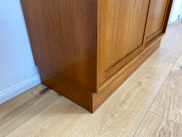 WMK # Hochwertiges skandinavisches Designer Highboard von Poul Hundevad , Massivholz in Teak , mit Schiebtüren # Schrank Bücherregal Bücherschrank Sideboard Danish Design Mid-Century Vintage Teakholz