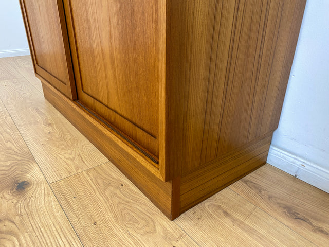 WMK # Hochwertiges skandinavisches Designer Highboard von Poul Hundevad , Massivholz in Teak , mit Schiebtüren # Schrank Bücherregal Bücherschrank Sideboard Danish Design Mid-Century Vintage Teakholz