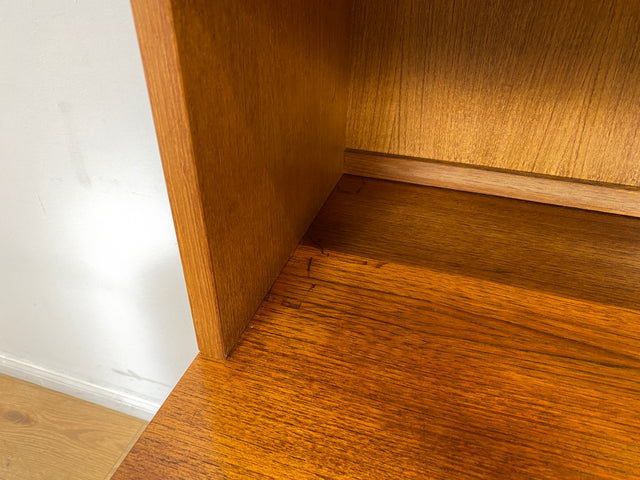 WMK # Hochwertiges skandinavisches Designer Highboard von Poul Hundevad , Massivholz in Teak , mit Schiebtüren # Schrank Bücherregal Bücherschrank Sideboard Danish Design Mid-Century Vintage Teakholz