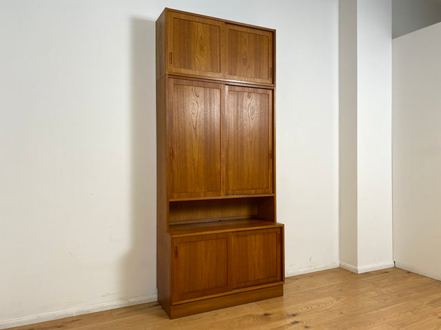WMK # Hochwertiges skandinavisches Designer Highboard von Poul Hundevad , Massivholz in Teak , mit Schiebtüren # Schrank Bücherregal Bücherschrank Sideboard Danish Design Mid-Century Vintage Teakholz