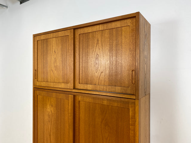 WMK # Hochwertiges skandinavisches Designer Highboard von Poul Hundevad , Massivholz in Teak , mit Schiebtüren # Schrank Bücherregal Bücherschrank Sideboard Danish Design Mid-Century Vintage Teakholz
