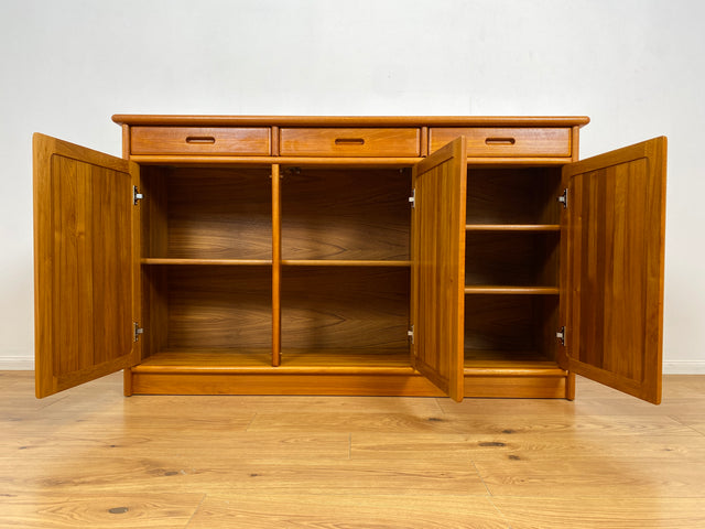 WMK # Hochwertiges und sehr gut erhaltenes skandinavisches Designersideboard von Drylund in Teakholz mit Schubladen # Anrichte Schrank Kommode Sideboard Schuhschrank Danish Design Vintage Berlin Köln