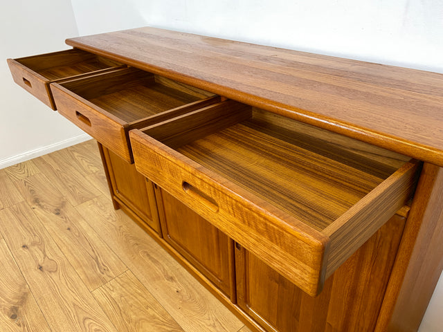 WMK # Hochwertiges und sehr gut erhaltenes skandinavisches Designersideboard von Drylund in Teakholz mit Schubladen # Anrichte Schrank Kommode Sideboard Schuhschrank Danish Design Vintage Berlin Köln