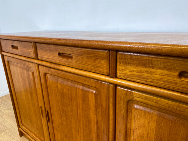 WMK # Hochwertiges und sehr gut erhaltenes skandinavisches Designersideboard von Drylund in Teakholz mit Schubladen # Anrichte Schrank Kommode Sideboard Schuhschrank Danish Design Vintage Berlin Köln