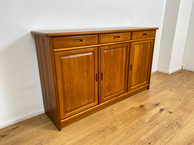 WMK # Hochwertiges und sehr gut erhaltenes skandinavisches Designersideboard von Drylund in Teakholz mit Schubladen # Anrichte Schrank Kommode Sideboard Schuhschrank Danish Design Vintage Berlin Köln