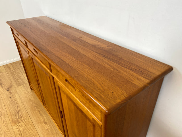 WMK # Hochwertiges und sehr gut erhaltenes skandinavisches Designersideboard von Drylund in Teakholz mit Schubladen # Anrichte Schrank Kommode Sideboard Schuhschrank Danish Design Vintage Berlin Köln