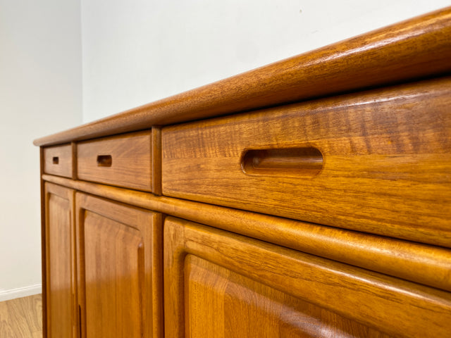WMK # Hochwertiges und sehr gut erhaltenes skandinavisches Designersideboard von Drylund in Teakholz mit Schubladen # Anrichte Schrank Kommode Sideboard Schuhschrank Danish Design Vintage Berlin Köln
