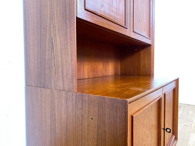 WMK I Stilvolles und sehr gut erhaltenes skandinavisches Highboard in Teakholz