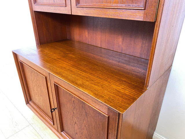 WMK I Stilvolles und sehr gut erhaltenes skandinavisches Highboard in Teakholz