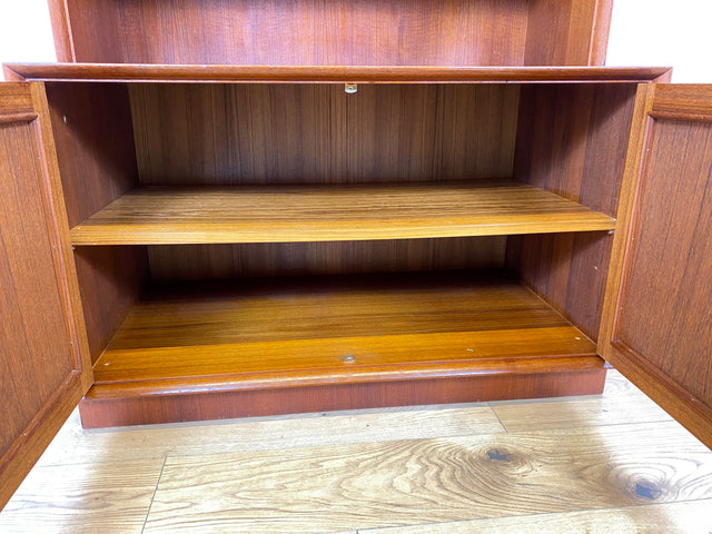WMK I Stilvolles und sehr gut erhaltenes skandinavisches Highboard in Teakholz