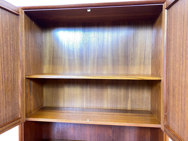 WMK I Stilvolles und sehr gut erhaltenes skandinavisches Highboard in Teakholz