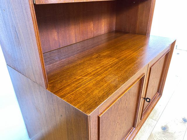 WMK I Stilvolles und sehr gut erhaltenes skandinavisches Highboard in Teakholz