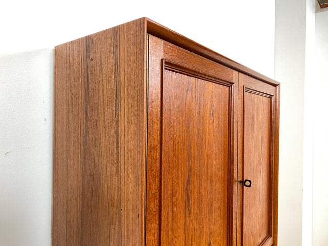 WMK I Stilvolles und sehr gut erhaltenes skandinavisches Highboard in Teakholz