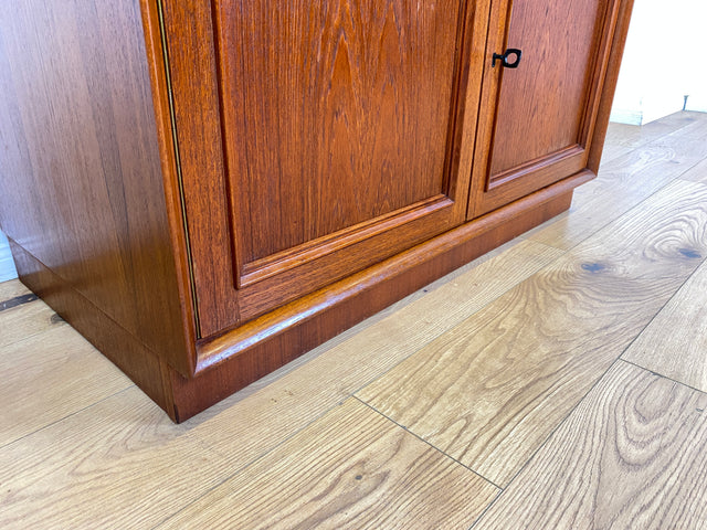 WMK I Stilvolles und sehr gut erhaltenes skandinavisches Highboard in Teakholz