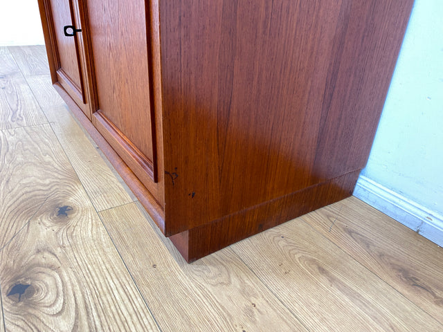 WMK I Stilvolles und sehr gut erhaltenes skandinavisches Highboard in Teakholz