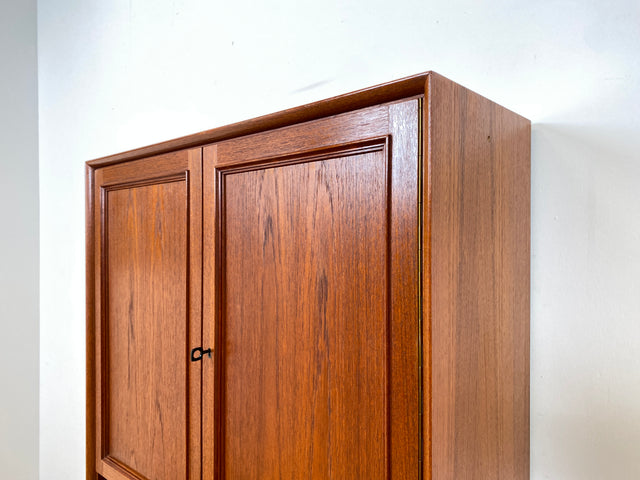 WMK I Stilvolles und sehr gut erhaltenes skandinavisches Highboard in Teakholz