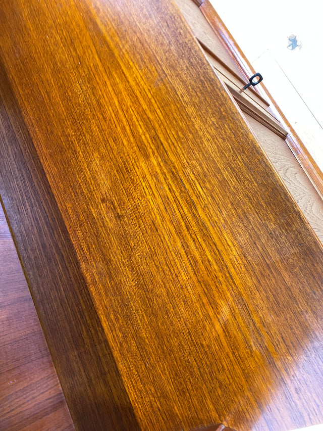 WMK I Stilvolles und sehr gut erhaltenes skandinavisches Highboard in Teakholz
