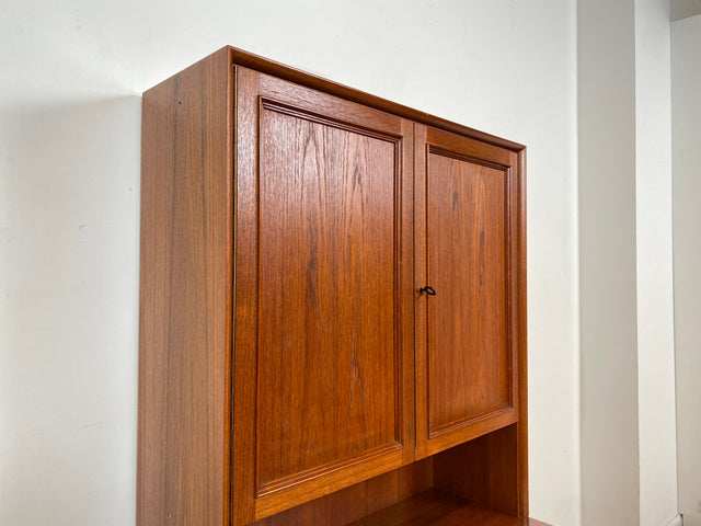 WMK I Stilvolles und sehr gut erhaltenes skandinavisches Highboard in Teakholz