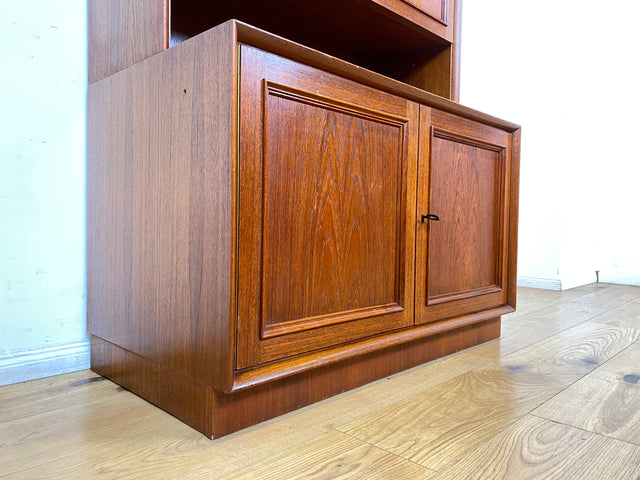 WMK I Stilvolles und sehr gut erhaltenes skandinavisches Highboard in Teakholz