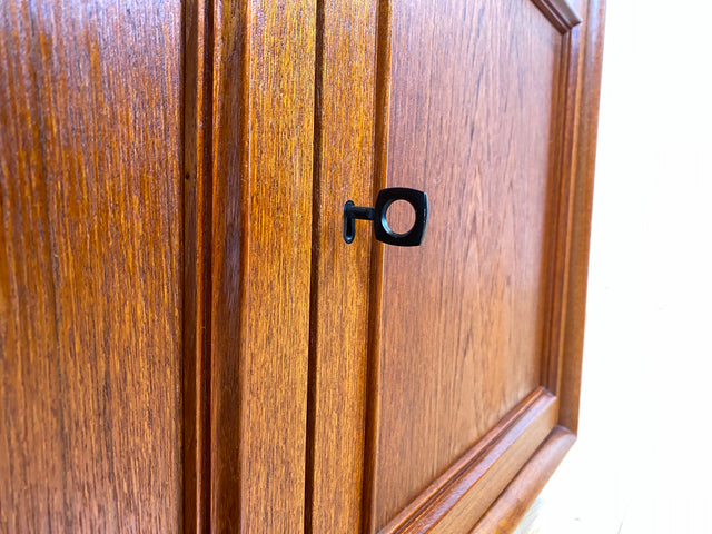 WMK I Stilvolles und sehr gut erhaltenes skandinavisches Highboard in Teakholz