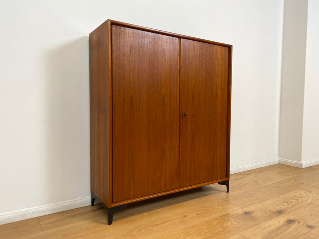 WMK # Stilvolles skandinavisches Highboard in Teakholz auf neuen Metallfüßen # Kommode Sideboard Bücherschrank Wäschekommode Wäscheschrank Schuhschrank Danish Design Mid-Century Vintage Upcycling Teak