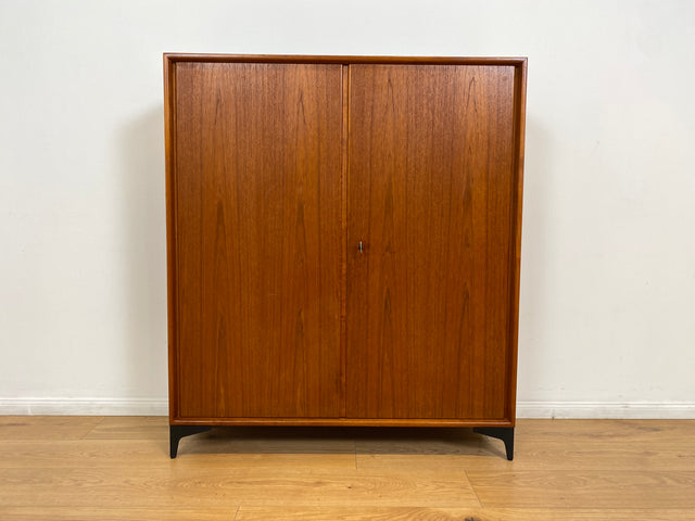 WMK # Stilvolles skandinavisches Highboard in Teakholz auf neuen Metallfüßen # Kommode Sideboard Bücherschrank Wäschekommode Wäscheschrank Schuhschrank Danish Design Mid-Century Vintage Upcycling Teak