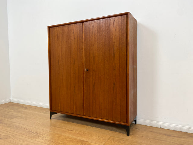 WMK # Stilvolles skandinavisches Highboard in Teakholz auf neuen Metallfüßen # Kommode Sideboard Bücherschrank Wäschekommode Wäscheschrank Schuhschrank Danish Design Mid-Century Vintage Upcycling Teak