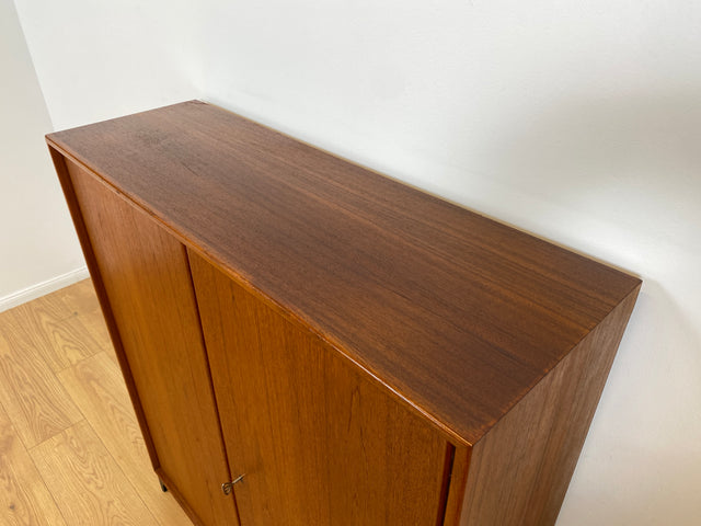 WMK # Stilvolles skandinavisches Highboard in Teakholz auf neuen Metallfüßen # Kommode Sideboard Bücherschrank Wäschekommode Wäscheschrank Schuhschrank Danish Design Mid-Century Vintage Upcycling Teak