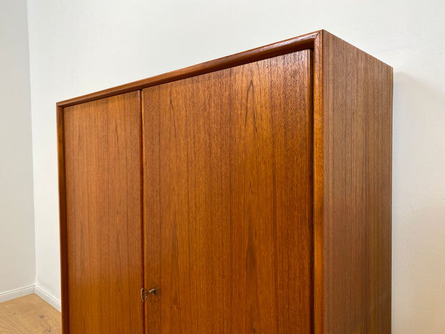 WMK # Stilvolles skandinavisches Highboard in Teakholz auf neuen Metallfüßen # Kommode Sideboard Bücherschrank Wäschekommode Wäscheschrank Schuhschrank Danish Design Mid-Century Vintage Upcycling Teak