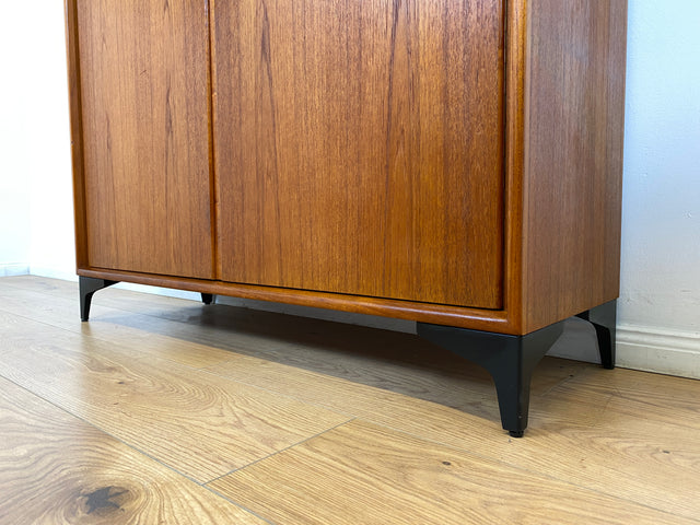 WMK # Stilvolles skandinavisches Highboard in Teakholz auf neuen Metallfüßen # Kommode Sideboard Bücherschrank Wäschekommode Wäscheschrank Schuhschrank Danish Design Mid-Century Vintage Upcycling Teak