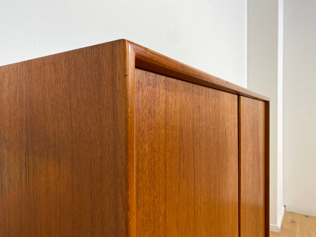 WMK # Stilvolles skandinavisches Highboard in Teakholz auf neuen Metallfüßen # Kommode Sideboard Bücherschrank Wäschekommode Wäscheschrank Schuhschrank Danish Design Mid-Century Vintage Upcycling Teak