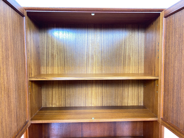 WMK I Stilvolles skandinavisches Highboard in Teakholz mit Schubladen & formschönen Holzgriffen I Schrank Bücherschrank Wäscheschrank Kommode Sideboard Teak Danish Design Vintage Berlin Hamburg Bremen