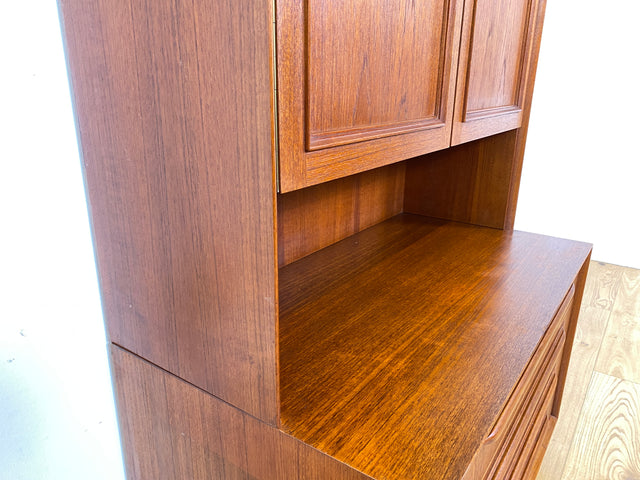 WMK I Stilvolles skandinavisches Highboard in Teakholz mit Schubladen & formschönen Holzgriffen I Schrank Bücherschrank Wäscheschrank Kommode Sideboard Teak Danish Design Vintage Berlin Hamburg Bremen