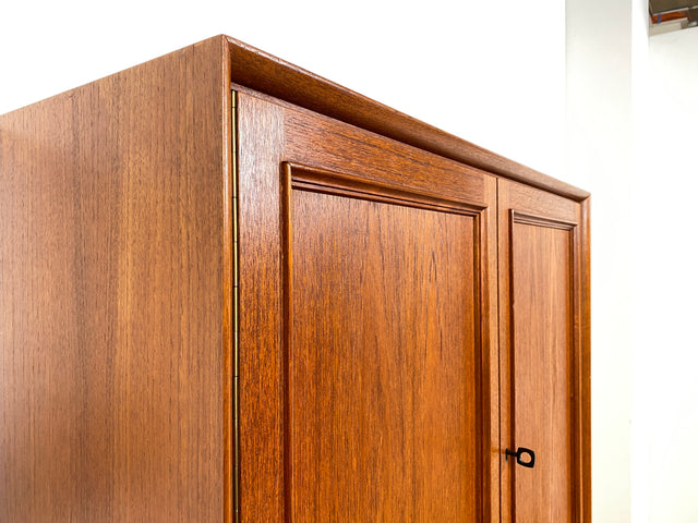 WMK I Stilvolles skandinavisches Highboard in Teakholz mit Schubladen & formschönen Holzgriffen I Schrank Bücherschrank Wäscheschrank Kommode Sideboard Teak Danish Design Vintage Berlin Hamburg Bremen