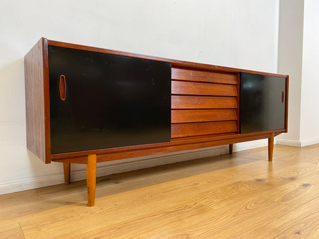 WMK I Sehr frühes skandinavisches Mid-Century Designer Sideboard "Trio" von Nils Jonsson für Troedes mit Schiebetüren , Vollholz in Teak # Kommode Lowboard TV Bank Danish Design Teakholz Vintage 50er
